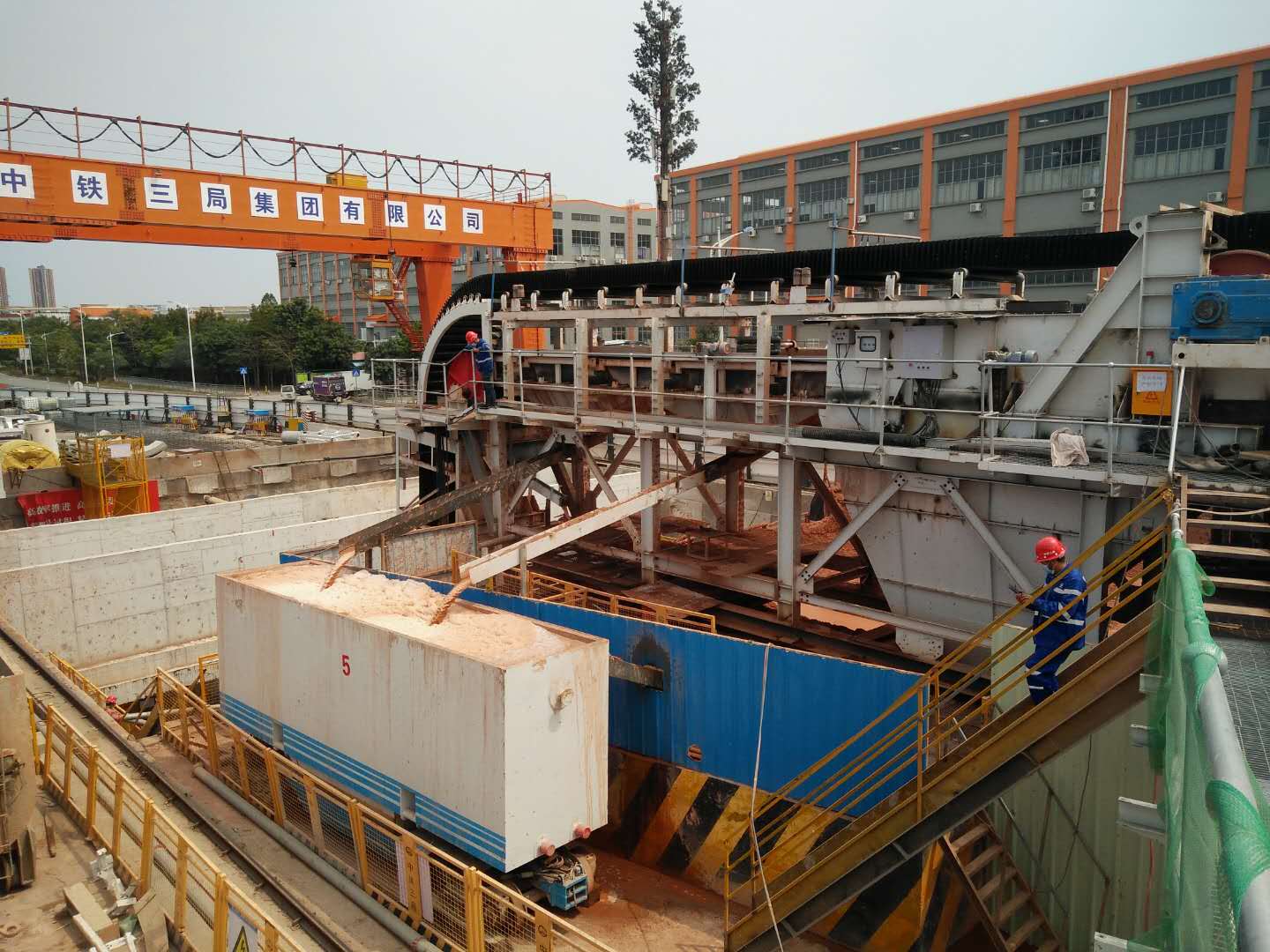 Large Angle Conveyor System Background